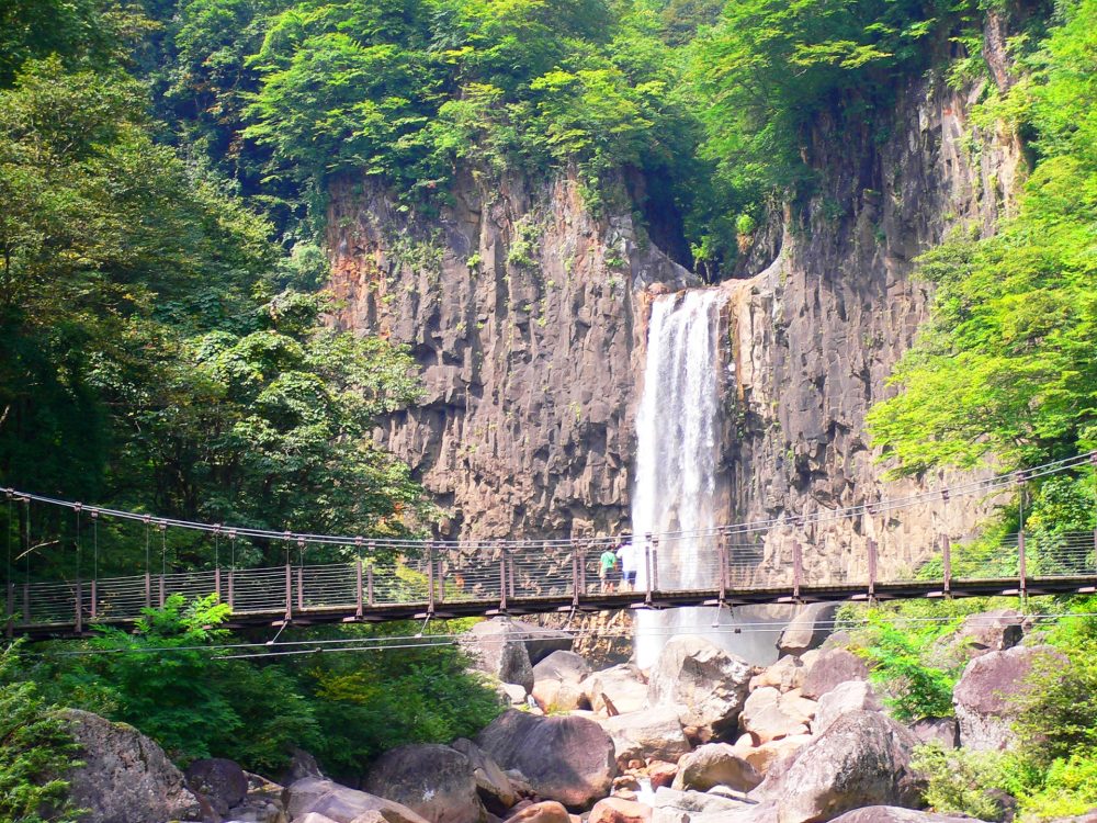 苗名滝、６月夏、新潟県妙高市の観光・撮影スポット