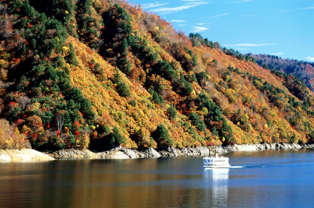 遊覧船と奥只見湖、１１月秋、新潟県魚沼市の観光・撮影スポット