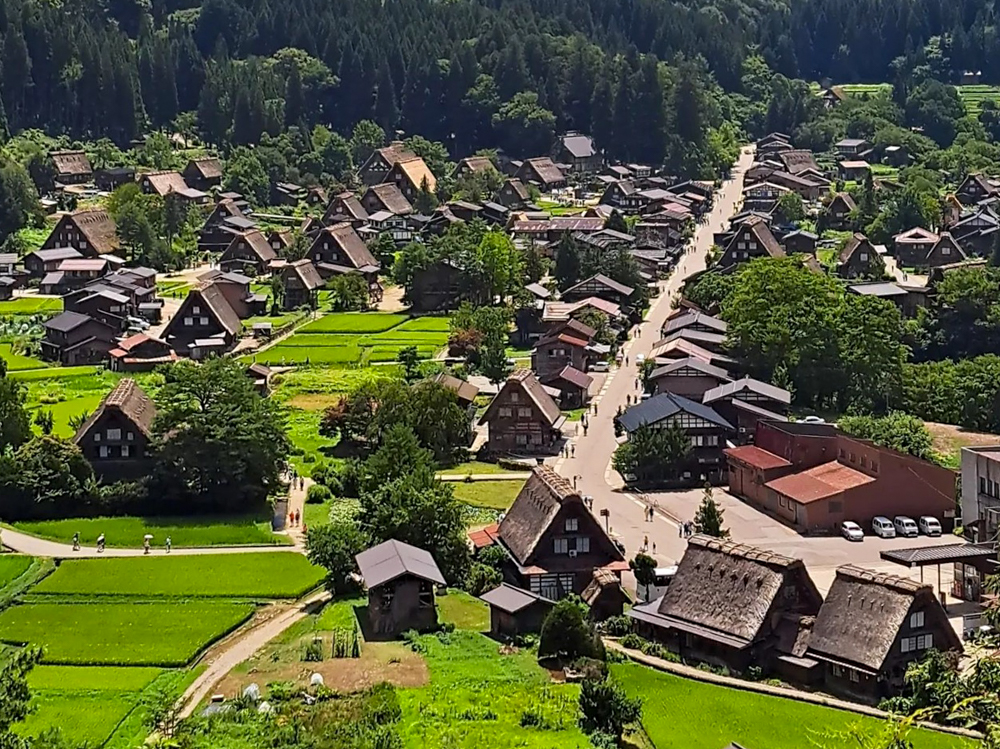 白川郷合掌造り集落、新緑・夏景色、７月夏、岐阜県大野郡の観光・撮影スポットの画像と写真