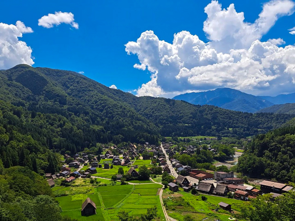 白川郷合掌造り集落、新緑・夏景色、７月夏、岐阜県大野郡の観光・撮影スポットの画像と写真