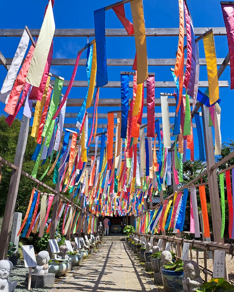 香勝寺ききょう寺 、カラフルな旗、静岡県周智郡の観光・撮影スポットの画像と写真