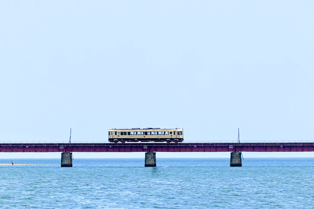 由良川橋梁、京都丹後鉄道、海、4月春、京都府宮津市の観光・撮影スポットの名所