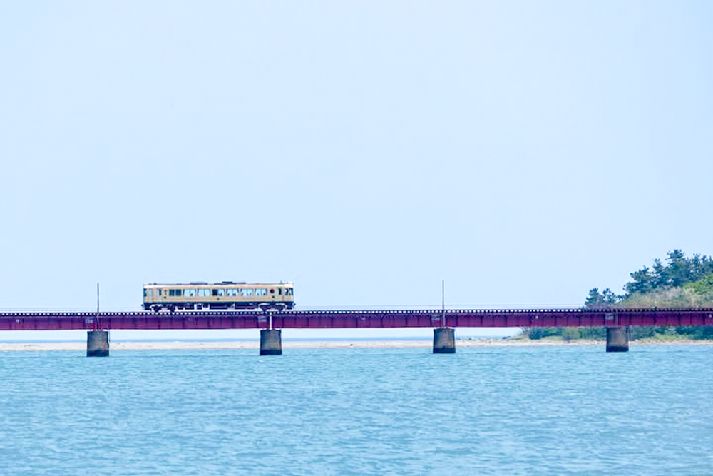 由良川橋梁、京都丹後鉄道、海、4月春、京都府宮津市の観光・撮影スポットの名所